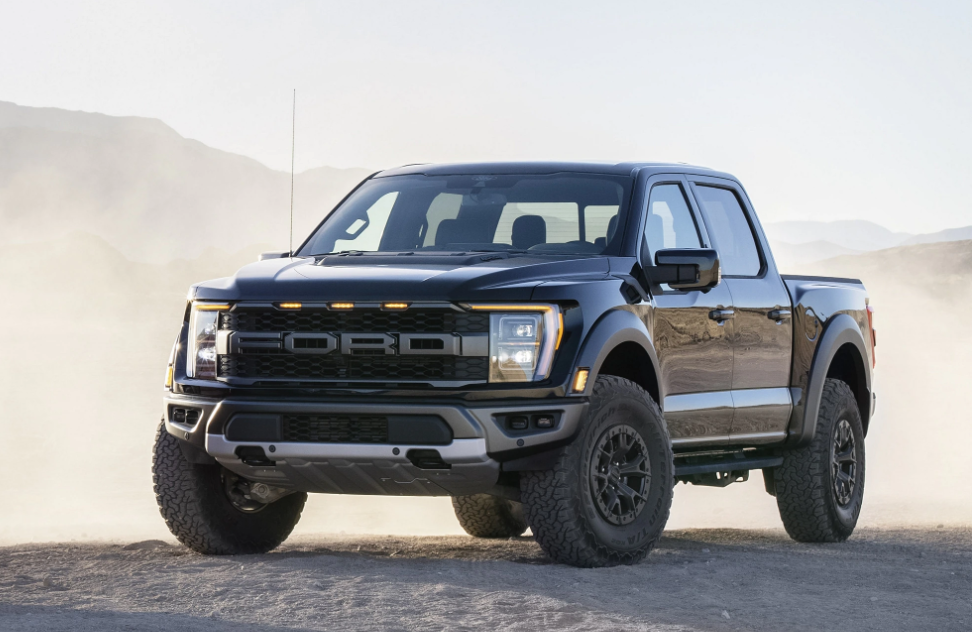 ford-f150-raptor-parked-in-the-desert