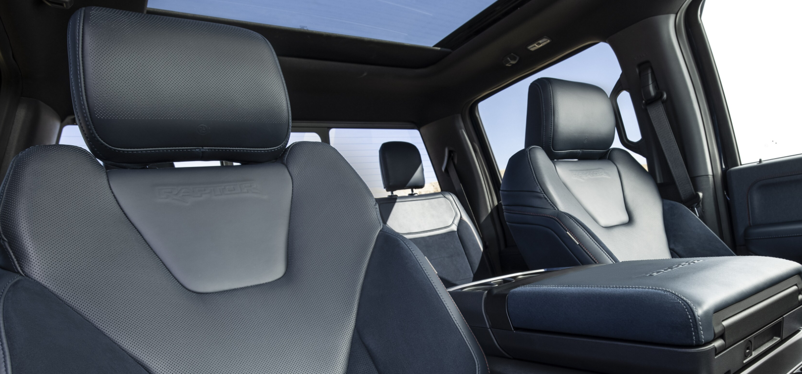 interior-design-of-2022-ford-f150-raptor