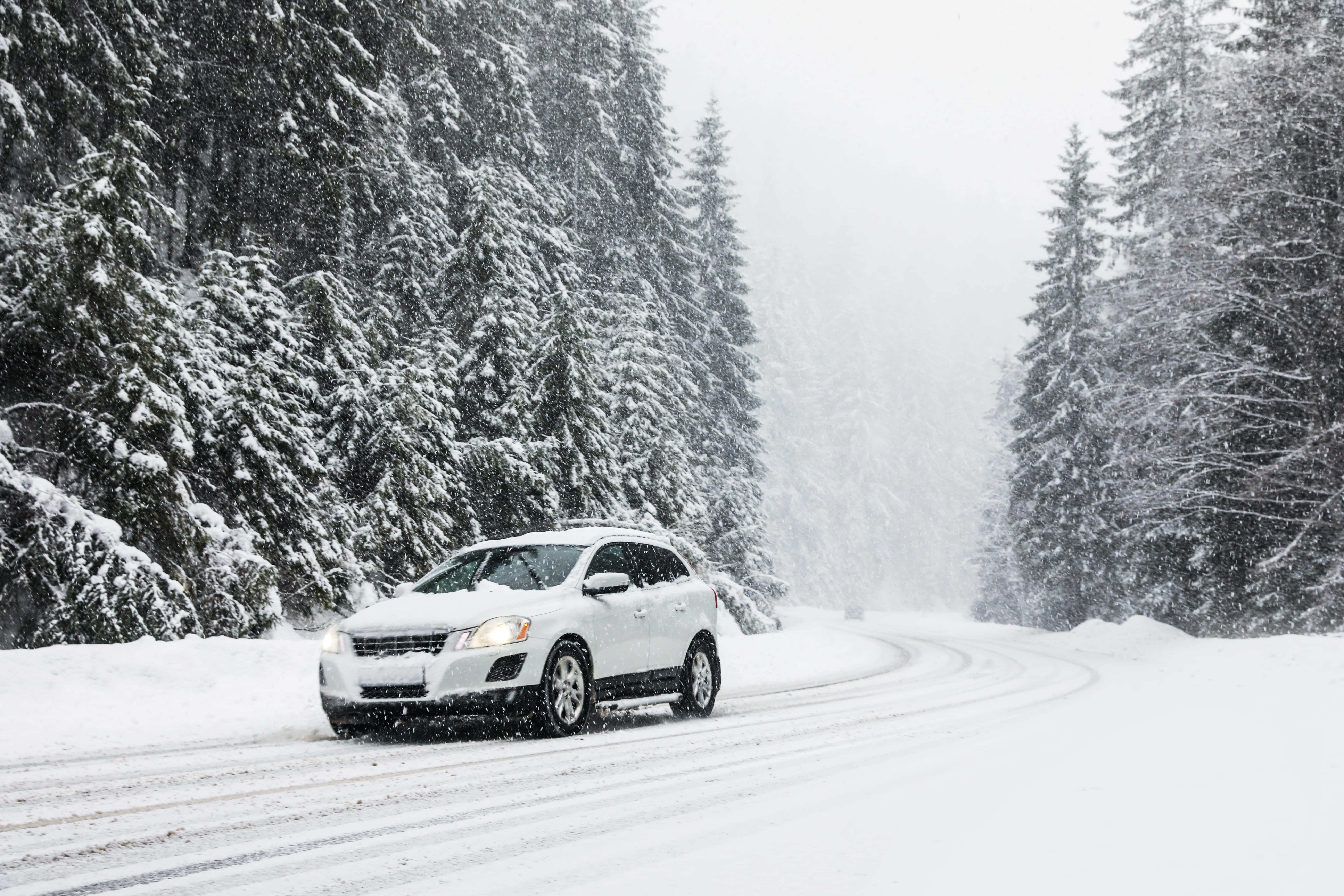 White-car-driving-through-deep-snow